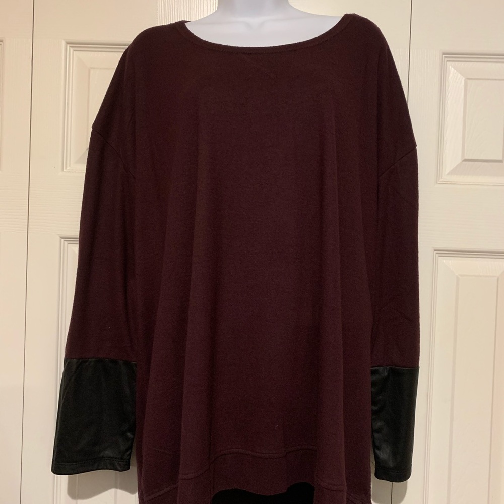Burgundy sweatershirt with color blocked sleeves